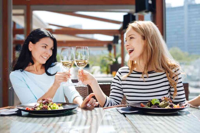 zwei frauen trinken wein