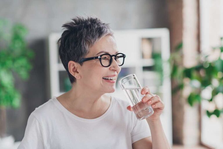 frau trinkt energiefreies getränk